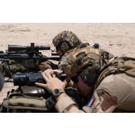 Un tireur de précision du 92e régiment d'infanterie (RI) s'exerce au fusil de précision PGM Hécate II sur le champ de tir d'Al Hamra, aux Emirats arabes unis.