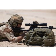 Un tireur de précision du 92e régiment d'infanterie (RI) s'exerce au fusil de précision PGM Hécate II sur le champ de tir d'Al Hamra, aux Emirats arabes unis.