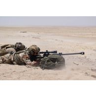 Un binôme de tireurs de précision du 92e régiment d'infanterie (RI) s'exerce au fusil de précision PGM Hécate II sur le champ de tir d'Al Hamra, aux Emirats arabes unis.