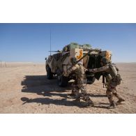 Des sapeurs du 17e régiment du génie parachutiste (RGP) débarquent de leur véhicule de l'avant blindé (VAB) dans la région d'Al Hamra, aux Emirats arabes unis.