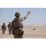 Un sapeur du 17e régiment du génie parachutiste (RGP) donne une direction à ses coéquipiers dans la région d'Al Hamra, aux Emirats arabes unis.