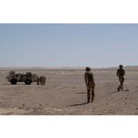 Des sapeurs du 17e régiment du génie parachutiste (RGP) déroulent le cordon détonnant d'une charge perforante pour une ouverture de brèche dans la région d'Al Hamra, aux Emirats arabes unis.