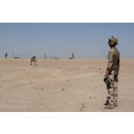 Des sapeurs du 17e régiment du génie parachutiste (RGP) déroulent le cordon détonnant d'une charge perforante pour une ouverture de brèche dans la région d'Al Hamra, aux Emirats arabes unis.