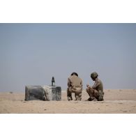 Des sapeurs du 17e régiment du génie parachutiste (RGP) mettent en place une charge coupante pour une ouverture de brèche dans la région d'Al Hamra, aux Emirats arabes unis.