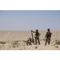 Un tireur du 92e régiment d'infanterie (RI) place un obus dans un mortier de 81 mm léger long renforcé (LLR) dans la région d'Al Hamra, aux Emirats arabes unis.
