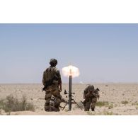 Des soldats du 92e régiment d'infanterie (RI) tirent au mortier de 81 mm léger long renforcé (LLR) dans la région d'Al Hamra, aux Emirats arabes unis.
