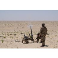 Des soldats du 92e régiment d'infanterie (RI) tirent au mortier de 81 mm léger long renforcé (LLR) dans la région d'Al Hamra, aux Emirats arabes unis.