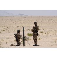 Des soldats du 92e régiment d'infanterie (RI) tirent au mortier de 81 mm léger long renforcé (LLR) dans la région d'Al Hamra, aux Emirats arabes unis.
