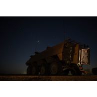 Un véhicule blnidé de combat d'infanterie (VBCI) stationne de nuit dans la région d'Al Hamra, aux Emirats arabes unis.