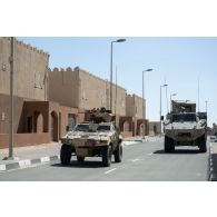 Un véhicule blindé léger (VBL) du 5e régiment de cuirassiers (RC) et un véhicule blindé Nimr Jais émirien progressent en reconnaissance dans les rues d'Al Hamra, aux Emirats arabes unis.