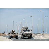Un véhicule blindé léger (VBL) du 5e régiment de cuirassiers (RC) et un véhicule blindé Nimr Jais émirien progressent en reconnaissance dans les rues d'Al Hamra, aux Emirats arabes unis.