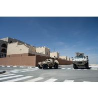Un véhicule blindé léger (VBL) du 5e régiment de cuirassiers (RC) et un véhicule blindé Nimr Jais émirien progressent en reconnaissance dans les rues d'Al Hamra, aux Emirats arabes unis.