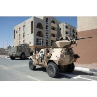 Un véhicule blindé léger (VBL) du 5e régiment de cuirassiers (RC) et un véhicule blindé Nimr Jais émirien progressent en reconnaissance dans les rues d'Al Hamra, aux Emirats arabes unis.