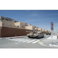 Un char de combat AMX-Leclerc du 5e régiment de cuirassiers (RC) progresse derrière un char AMX-Leclerc émirien dans les rues d'Al Hamra, aux Emirats arabes unis.