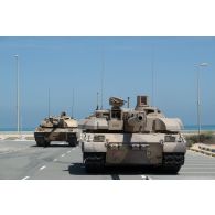 Un char de combat AMX-Leclerc du 5e régiment de cuirassiers (RC) progresse derrière un char AMX-Leclerc émirien dans les rues d'Al Hamra, aux Emirats arabes unis.
