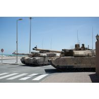 Un char de combat AMX-Leclerc du 5e régiment de cuirassiers (RC) progresse derrière un char AMX-Leclerc émirien dans les rues d'Al Hamra, aux Emirats arabes unis.