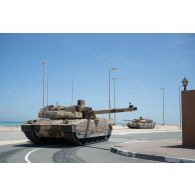 Un char de combat AMX-Leclerc du 5e régiment de cuirassiers (RC) progresse derrière un char AMX-Leclerc émirien dans les rues d'Al Hamra, aux Emirats arabes unis.