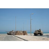 Un char de combat AMX-Leclerc du 5e régiment de cuirassiers (RC) progresse derrière un char AMX-Leclerc émirien dans les rues d'Al Hamra, aux Emirats arabes unis.