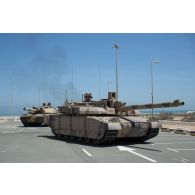 Un char de combat AMX-Leclerc du 5e régiment de cuirassiers (RC) progresse derrière un char AMX-Leclerc émirien dans les rues d'Al Hamra, aux Emirats arabes unis.