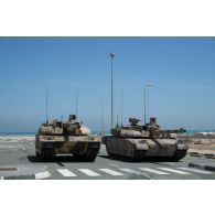 Un char de combat AMX-Leclerc du 5e régiment de cuirassiers (RC) progresse derrière un char AMX-Leclerc émirien dans les rues d'Al Hamra, aux Emirats arabes unis.