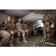 Le commandant Augustin du 5e régiment de cuirassiers (RC) intervient pour un briefing au poste de commandement d'Al Hamra, aux Emirats arabes unis.
