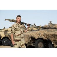 Portrait d'un tireur d'élite longue distance (TELD) du 92e régiment d'infanterie (RI) à Al Hamra, aux Emirats arabes unis.