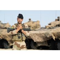 Portrait du sergent Jérôme, chef de groupe de combat au 92e régiment d'infanterie (RI) à Al Hamra, aux Emirats arabes unis.
