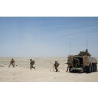 Un groupe de combat du 92e régiment d'infanterie (RI) débarque de leur véhicule blindé de combat d'infanterie (VBCI) dans la région d'Al Hamra, aux Emirats arabes unis.