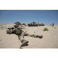 Un groupe de combat du 92e régiment d'infanterie (RI) se positionne sous l'appui de deux véhicules blindés de combat d'infanterie (VBCI) dans la région d'Al Hamra, aux Emirats arabes unis.