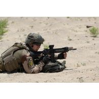 Un soldat du 92e régiment d'infanterie (RI) prend position dans la région d'Al Hamra, aux Emirats arabes unis.