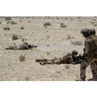 Un soldat du 92e régiment d'infanterie (RI) tire à la mitrailleuse FN Minimi dans la région d'Al Hamra, aux Emirats arabes unis.