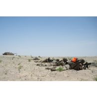 Un groupe de combat du 92e régiment d'infanterie (RI) prend position sous l'appui d'un char AMX-Leclerc du 5e régiment de cuirassiers (RC) dans la région d'Al Hamra, aux Emirats arabes unis.