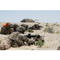 Un groupe de combat du 92e régiment d'infanterie (RI) prend position sous l'appui d'un char AMX-Leclerc du 5e régiment de cuirassiers (RC) dans la région d'Al Hamra, aux Emirats arabes unis.