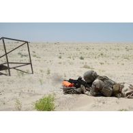 Un soldat du 92e régiment d'infanterie (RI) s'entraîne au tir dans la région d'Al Hamra, aux Emirats arabes unis.