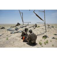 Un chef de section du 92e régiment d'infanterie (RI) communique par radio avec les appuis mortier dans la région d'Al Hamra, aux Emirats arabes unis.