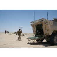 Un groupe de combat du 92e régiment d'infanterie (RI) embarque à bord d'un véhicule blindé de combat d'infanterie (VBCI) dans la région d'Al Hamra, aux Emirats arabes unis.