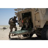 Un groupe de combat du 92e régiment d'infanterie (RI) embarque à bord d'un véhicule blindé de combat d'infanterie (VBCI) dans la région d'Al Hamra, aux Emirats arabes unis.