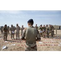 Rassemblement de soldats français et émiriens pour un briefing à Al Hamra, aux Emirats arabes unis.