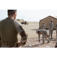 Un officier émirien indique l'emplacement de son unité sur une carte pour un briefing à Al Hamra, aux Emirats arabes unis.