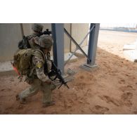 Un groupe de combat du 92e régiment d'infanterie (RI) progresse sur le camp d'Al Hamra, aux Emirats arabes unis.