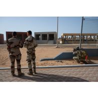 Des instructeurs observent la progression d'un groupe de combat du 92e régiment d'infanterie (RI) sur le camp d'Al Hamra, aux Emirats arabes unis.