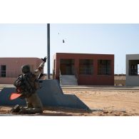 Un soldat du 92e régiment d'infanterie (RI) lance une grenade pour une progression sur le camp d'Al Hamra, aux Emirats arabes unis.