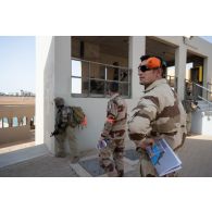 Des instructeurs observent la progression d'un groupe de combat du 92e régiment d'infanterie (RI) sur le camp d'Al Hamra, aux Emirats arabes unis.
