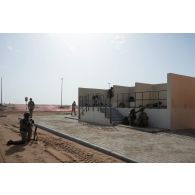 Un groupe de combat du 92e régiment d'infanterie (RI) progresse sur le camp d'Al Hamra, aux Emirats arabes unis.