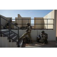 Un chef de groupe du 92e régiment d'infanterie (RI) communique par radio pour une progression sur le camp d'Al Hamra, aux Emirats arabes unis.