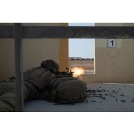 Un soldat du 92e régiment d'infanterie (RI) ouvre le feu avec sa mitrailleuse FN Minimi sur les positions adverses sur le camp d'Al Hamra, aux Emirats arabes unis.