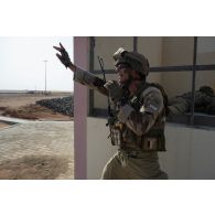 Un chef de section du 92e régiment d'infanterie (RI) transmet ses ordres pour une progression sur le camp d'Al Hamra, aux Emirats arabes unis.