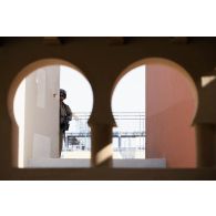 Un soldat du 92e régiment d'infanterie (RI) progresse sur le camp d'Al Hamra, aux Emirats arabes unis.