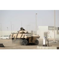 Un véhicule blindé de combat d'infanterie (VBCI) du 92e régiment d'infanterie (RI) progresse sur le camp d'Al Hamra, aux Emirats arabes unis.