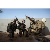 Des chefs de groupe du 92e régiment d'infanterie (RI) se coordonnent pour la progression de leurs unités sur le camp d'Al Hamra, aux Emirats arabes unis.